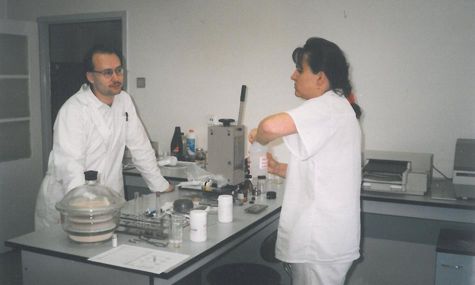 spolupráce kolegů v laboratoři